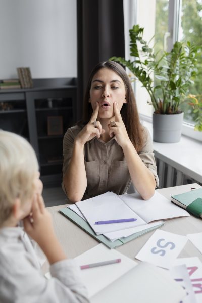 mujer-joven-haciendo-terapia-habla-nino