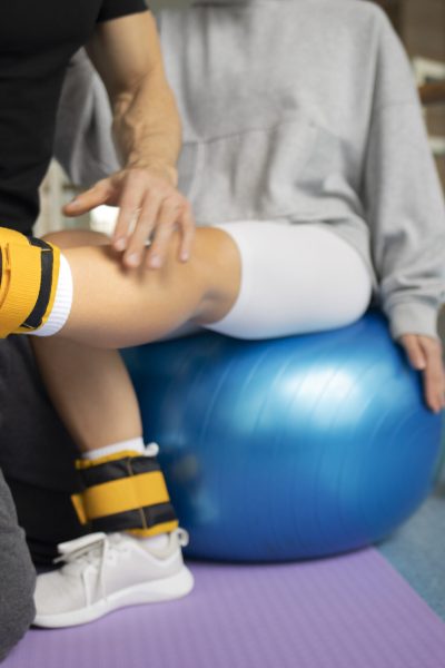 paciente-haciendo-rehabilitacion-fisica-ayudado-terapeutas